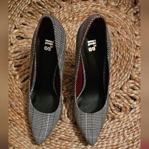 Stylish Black and White Plaid Patterned Pumps Size 8